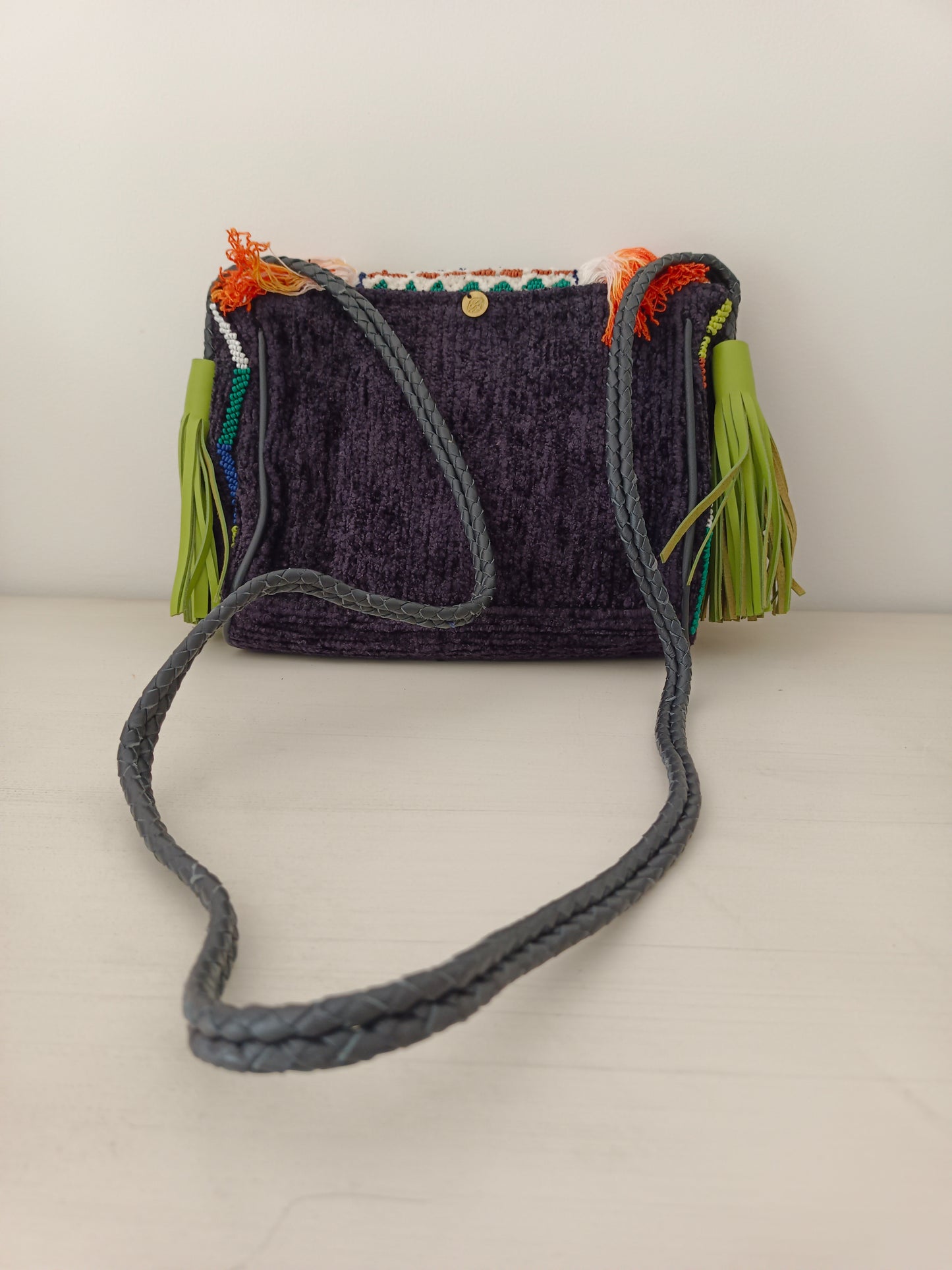 Bolso de tela forrado con cuero azul e inserto decorativo de terciopelo bordado con perlas