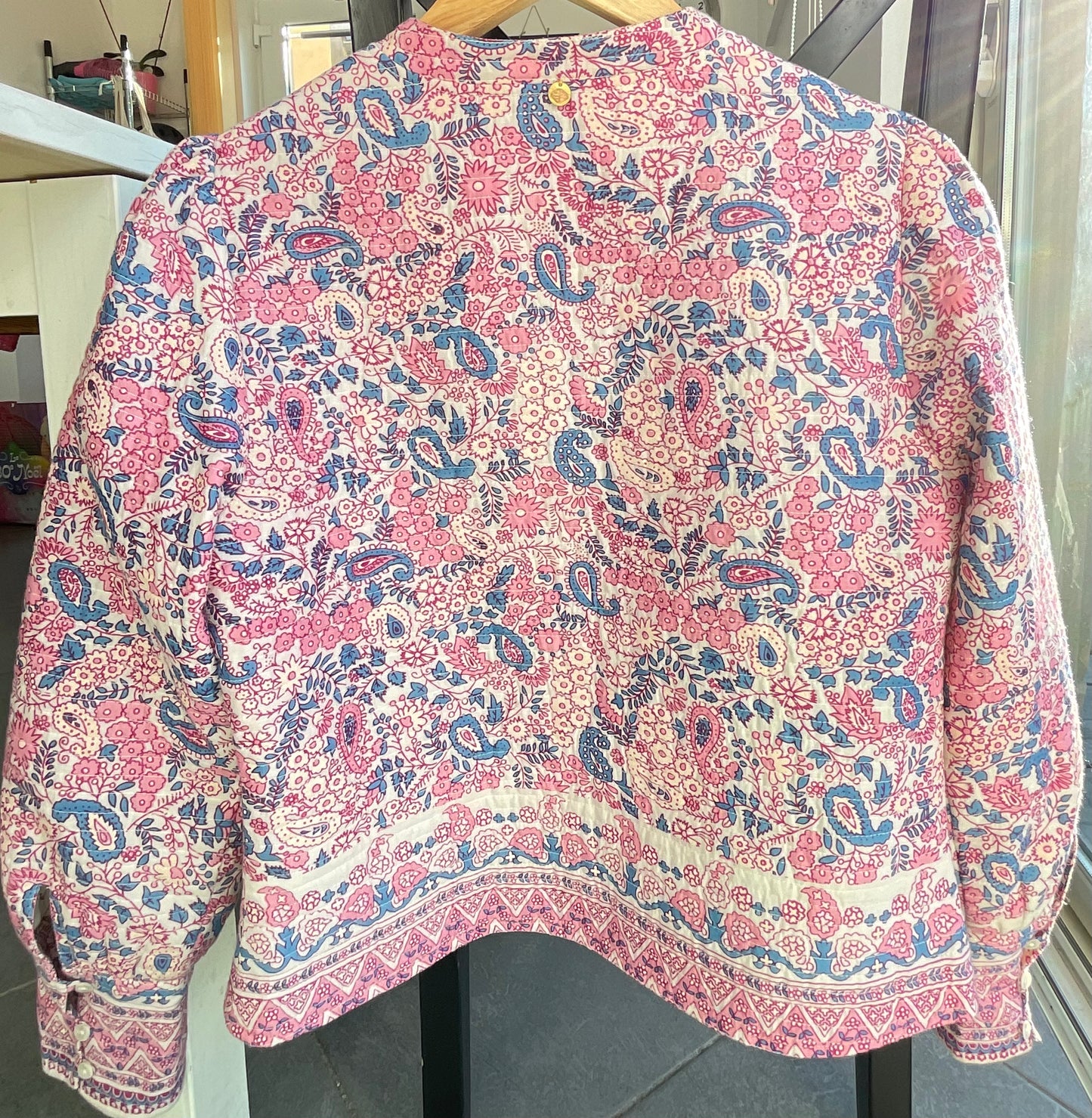 Chaqueta estampada rosa y azul