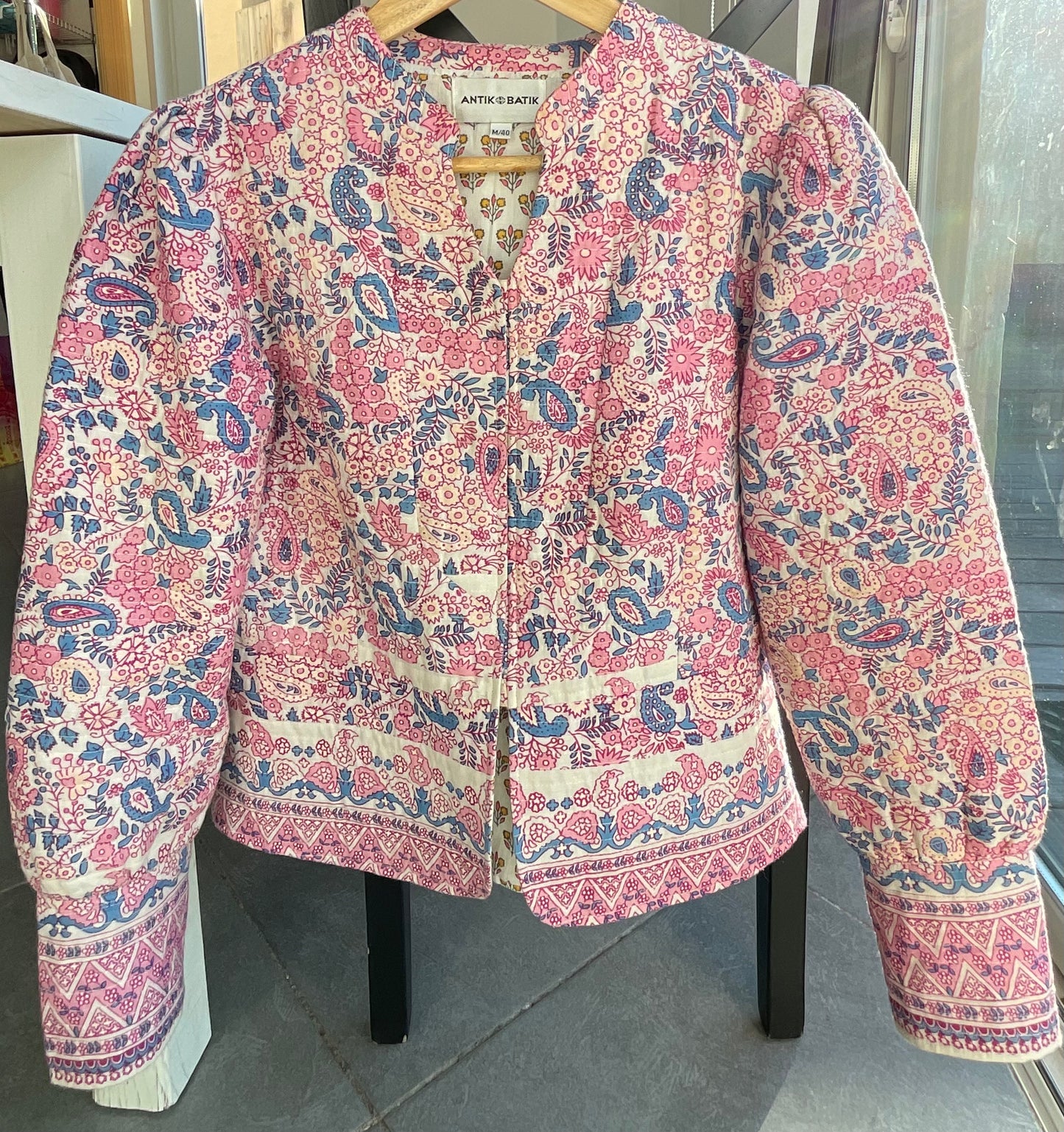 Chaqueta estampada rosa y azul